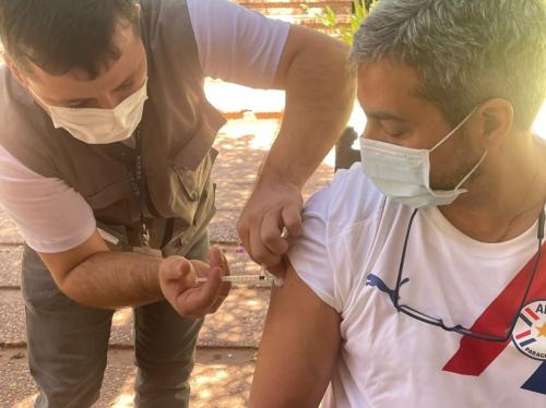 Mario Abdo recibió su primera dosis tras cero muertes por Covid-19
